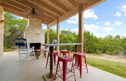 Dripping Springs House | Beautiful Pet-Friendly Cottage with Outdoor Fireplace for a Wonderful Escape in Nature near Austin, Texas