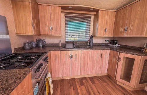 Lowestoft House | Charming Pet-Friendly Caravan Steps from Suffolk Beach