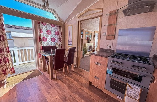 Lowestoft House | Charming Pet-Friendly Caravan Steps from Suffolk Beach