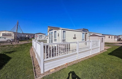 Lowestoft House | Charming Pet-Friendly Caravan Steps from Suffolk Beach