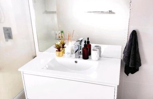 Glenfield House | Cozy Pet-Friendly Room with TV and Wifi for Your Stay