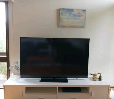 Glenfield House | Cozy Pet-Friendly Room with TV and Wifi for Your Stay