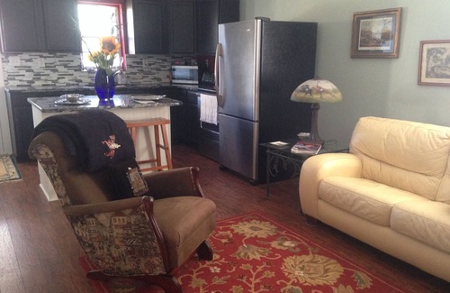 Aiken House | Inviting Pet Friendly Country Cottage in Horse Corridor