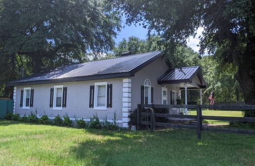 Aiken House | Inviting Pet Friendly Country Cottage in Horse Corridor
