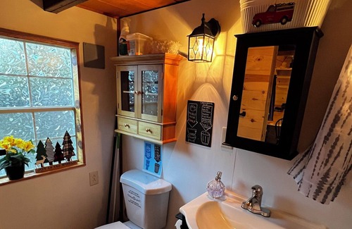 Springfield Cabin | Serene Retreat Overlooking Forest with Spa & Breakfast Included