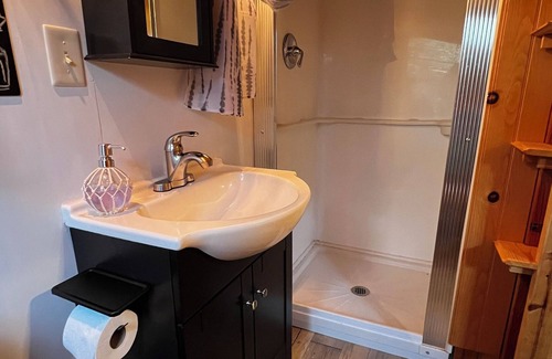 Springfield Cabin | Serene Retreat Overlooking Forest with Spa & Breakfast Included