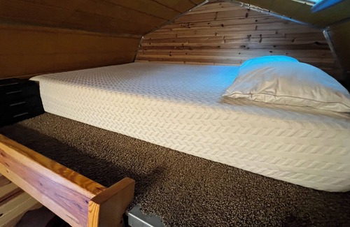 Springfield Cabin | Serene Retreat Overlooking Forest with Spa & Breakfast Included