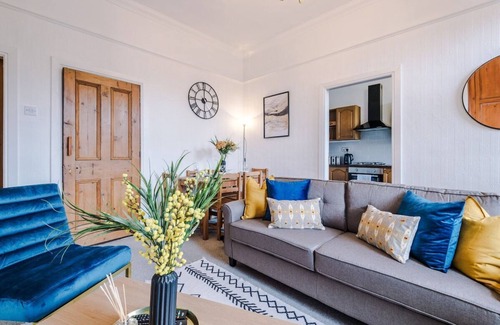 Pontefract House | Cozy Pontefract House for 12 with Parking & WiFi