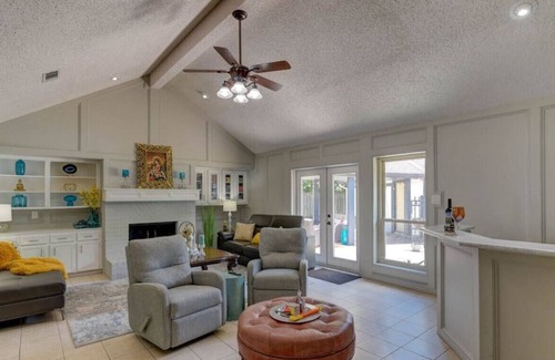 Friendswood House | Beautiful Pool! Relaxing Spacious Home