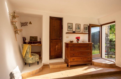 Arcidosso Villa | Inviting Villa for 16 with Pool, WIFI & Family Amenities