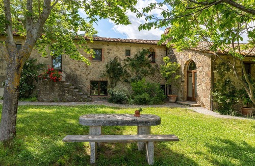 Arcidosso Villa | Inviting Villa for 16 with Pool, WIFI & Family Amenities