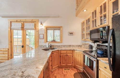 Crystal Lake Cabin | Spacious Private Cabin with Ocean View and Pet-Friendly Amenities