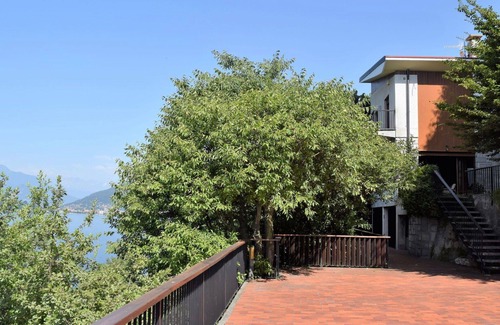 Laveno Villa | Private Villa for 9 with Lake View, WIFI & Terrace