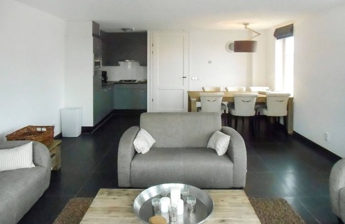 West-Graftdijk House | Inviting Private Villa for 6 with Lake View and Terrace