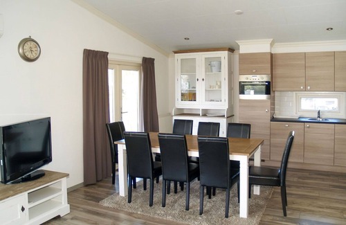 West-Graftdijk House | Cozy Private Villa for 6 with Lake View and Amenities
