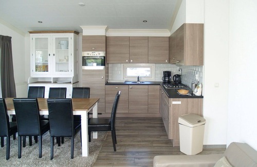 West-Graftdijk House | Cozy Private Villa for 6 with Lake View and Amenities