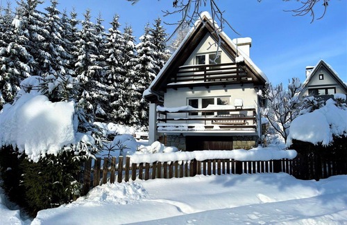 Karlovy Dvory House | Cozy Private Villa for 5 with Panoramic Lake Views
