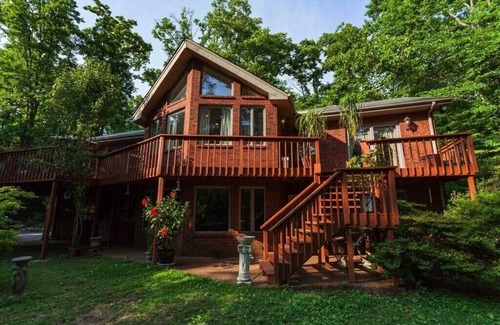 Franklin House | Cozy 2-Bedroom Apartment Amidst Scenic Woodlands