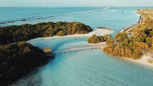 Thulusdhoo Island Villa | Cozy Oceanfront 2-Bedroom Villa - Hale Noa with Breakfast