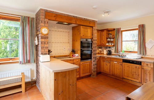 Grantown-on-Spey House | Welcoming Villa for 6 with WIFI, Pet-Friendly & Lake View
