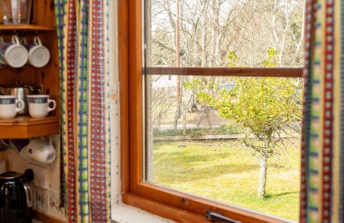 Grantown-on-Spey House | Welcoming Villa for 6 with WIFI, Pet-Friendly & Lake View