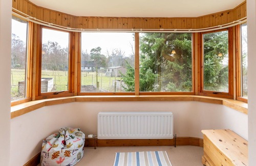 Grantown-on-Spey House | Welcoming Villa for 6 with WIFI, Pet-Friendly & Lake View