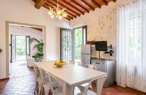 Montevarchi Villa | Inviting Villa for 12 with Private Pool, Hot Tub & A/C
