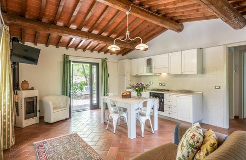 Montevarchi Villa | Inviting Villa for 12 with Private Pool, Hot Tub & A/C