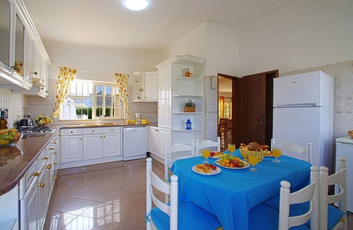Mem Moniz House | Inviting Private Villa with Pool, Ocean View & Modern Amenities