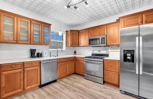Parkside House | BEAUTIFUL PRIVATE RESORT 7 bedrooms 5 baths pool house