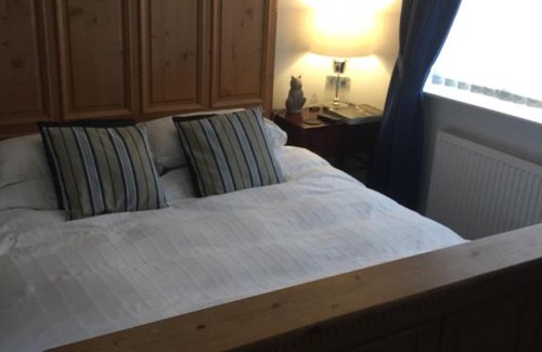 Peterborough House | Charming Private Room with King Bed, En-Suite & Pet-Friendly