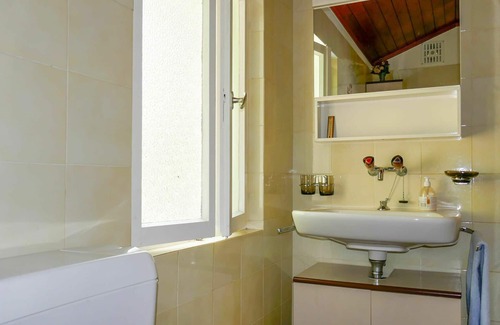 Aquila House | Inviting Private Villa for 4 with Pets, WIFI & Scenic Views