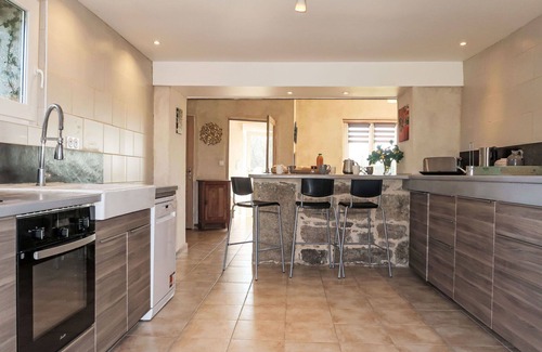 Trevou-Treguignec Villa | Cozy Apartment for 10 with WiFi, Pet-Friendly & Parking