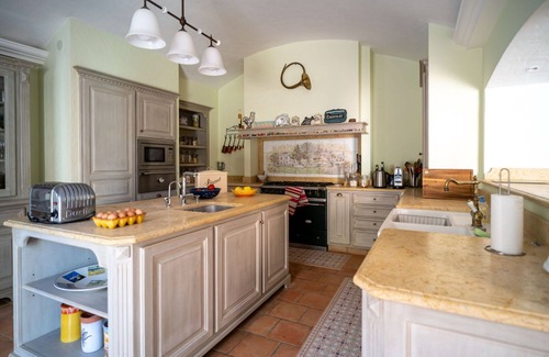 Draguignan Villa | Inviting Private Villa with Pool and WIFI for 11 Guests