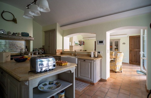 Draguignan Villa | Inviting Private Villa with Pool and WIFI for 11 Guests