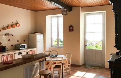 Lalandusse Villa | Relaxing Private Villa with Pool, A/C & Pet-Friendly Amenities