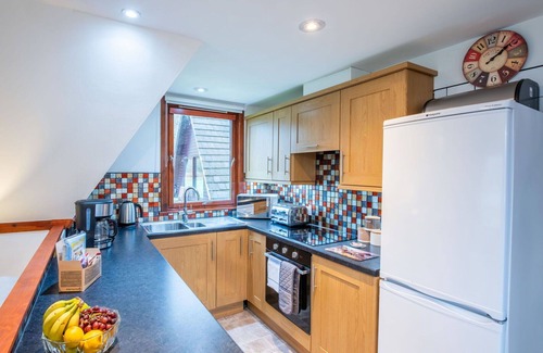 South Laggan House | Inviting Villa with Hot Tub, WIFI & Panoramic Lake Views