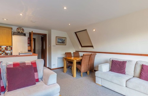 South Laggan House | Inviting Villa with Hot Tub, WIFI & Panoramic Lake Views