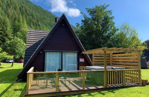 South Laggan House | Inviting Villa with Hot Tub, WIFI & Panoramic Lake Views
