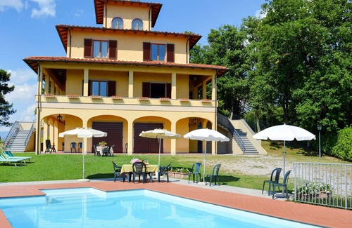 Giugnano Villa | Serene Private Villa for 16 with Pool, Pet-Friendly & WIFI