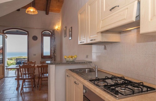 La Ciaccia House | Inviting Oceanfront Villa for 6 with Free WiFi and A/C