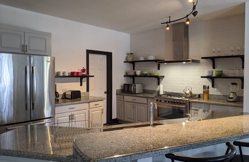 Runaway Bay Villa | Impressive Private Villa in Runaway Bay with Pool & Spa