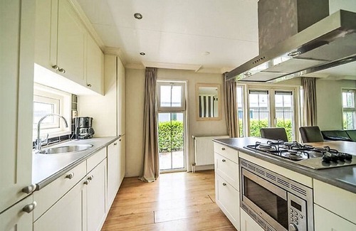 Dordtse Biesbosch House | Private Villa with Pool, Wi-Fi & Parking for 4 Guests