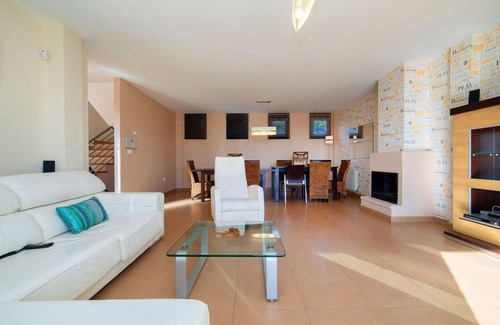 La Colina House | Inviting Private Villa with Pool, Ocean View & Pet Friendly