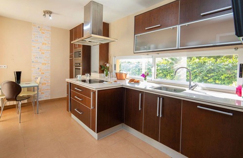 La Colina House | Inviting Private Villa with Pool, Ocean View & Pet Friendly
