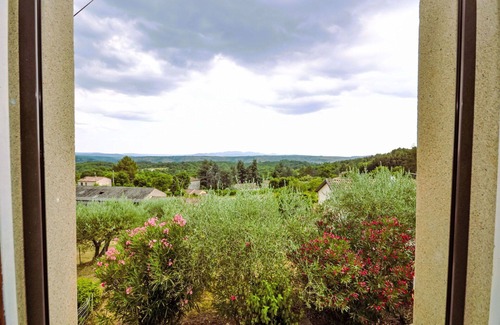 Montreal House | Beautiful private villa for 2 guests with TV, patio, pets allowed, panoramic view and parking