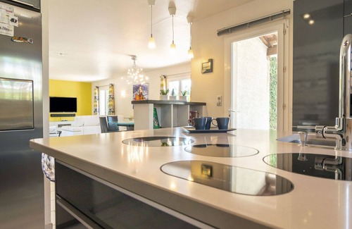 Rocbaron House | Relaxing Villa for 8 with Private Pool and Modern Amenities
