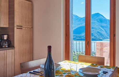Stazzona House | Inviting Lake View Villa for 6 with WIFI & Pet-Friendly Perks