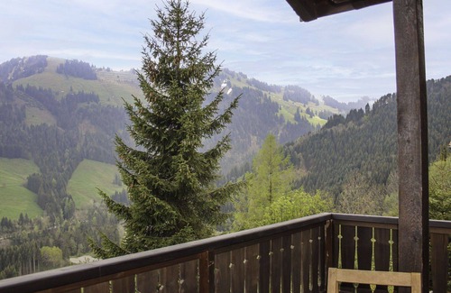 Moleson House | Enchanting Villa for 5 with WiFi, Terrace & Scenic Views