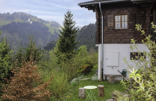 Moleson House | Enchanting Villa for 5 with WiFi, Terrace & Scenic Views